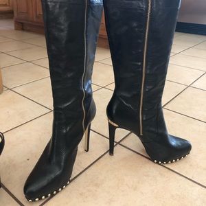 Look: Gorgeous Black Boots